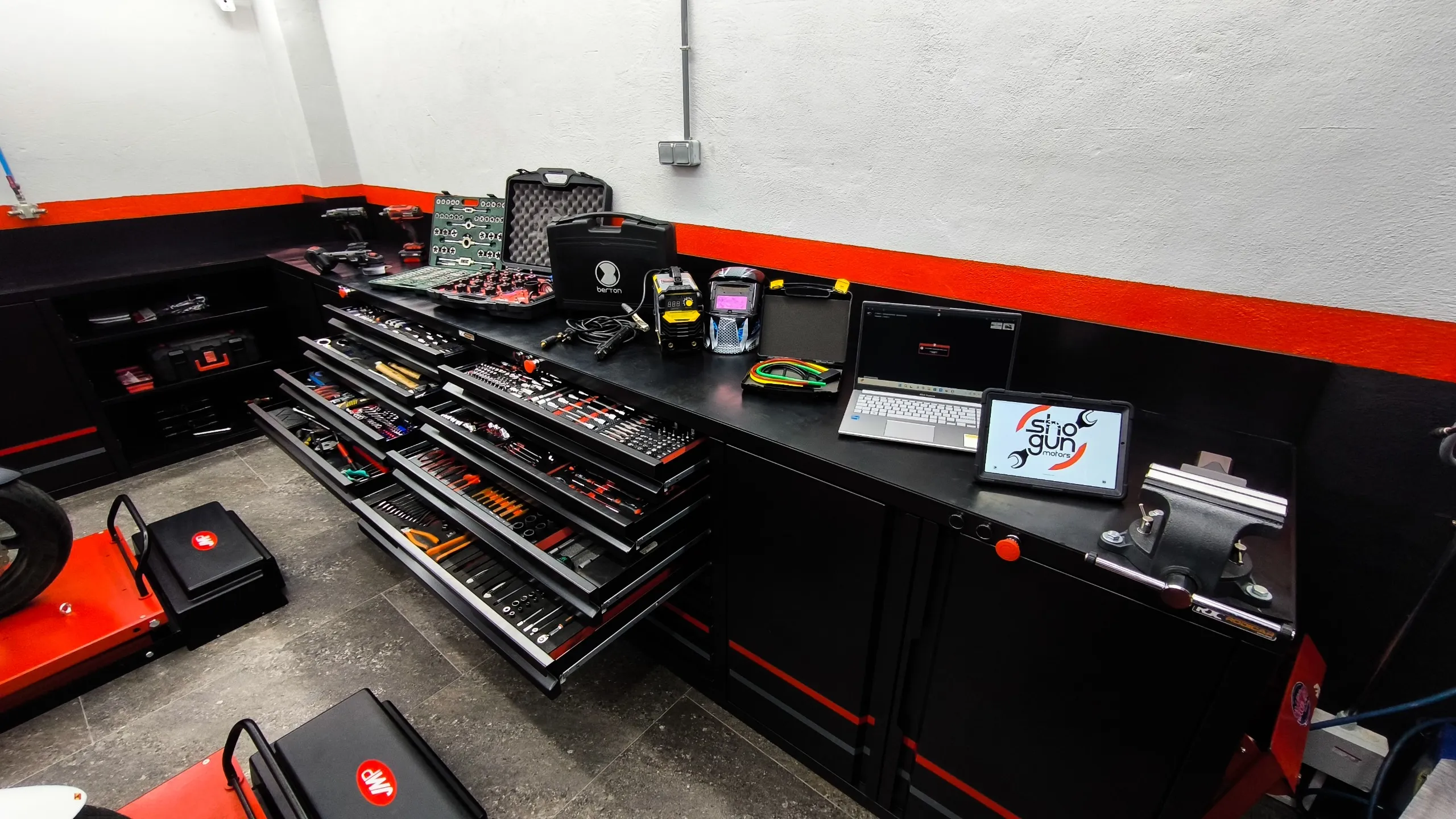 Banco de trabajo del taller Shogun Motors en Vallecas