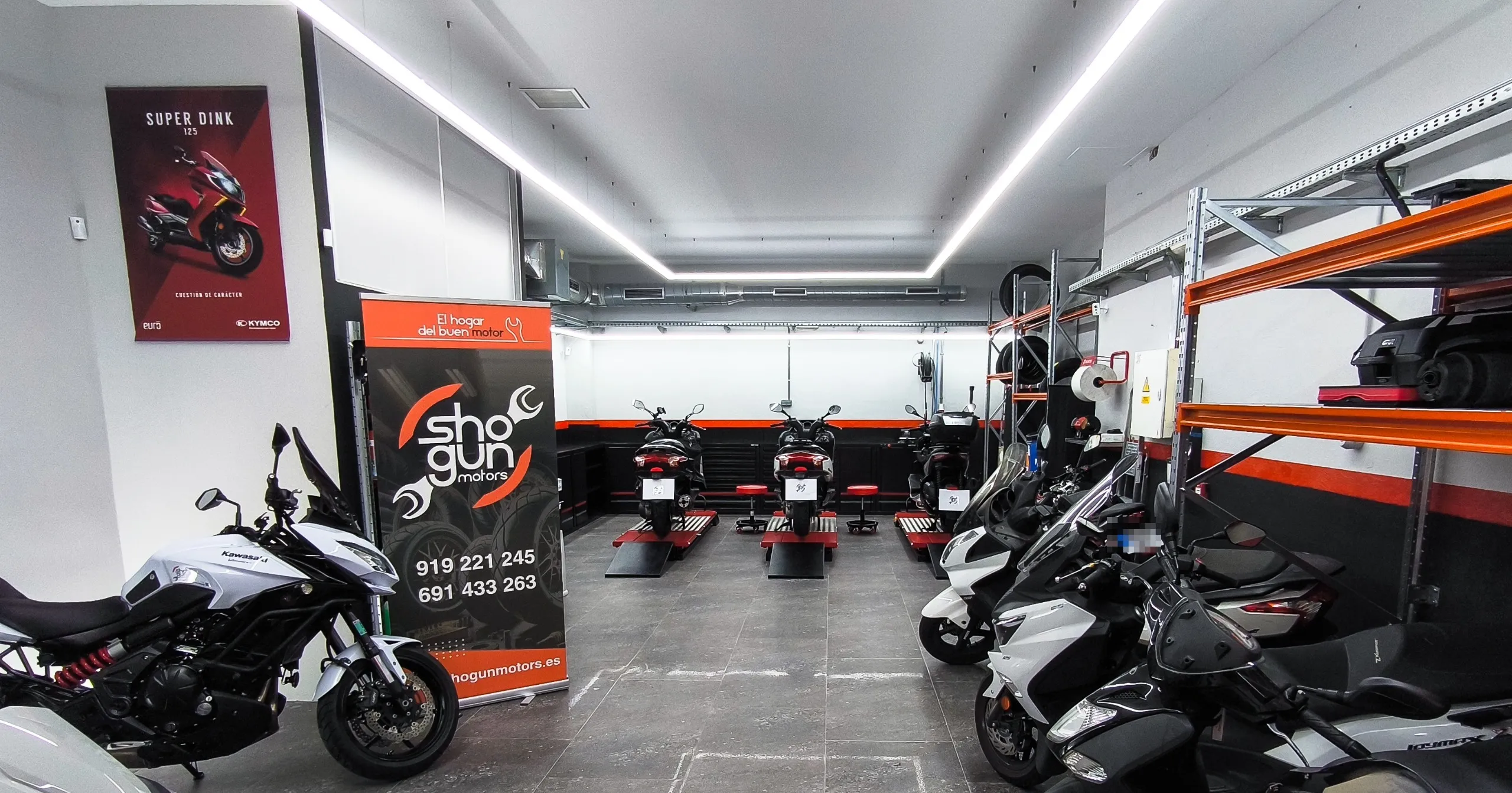 Vista general del taller Shogun Motors en Vallecas con las motos y el almacén