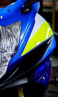 Faro Suzuki azul detalle