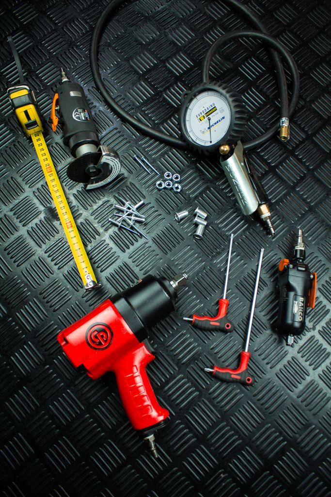 Flatlay radiales en el suelo del taller