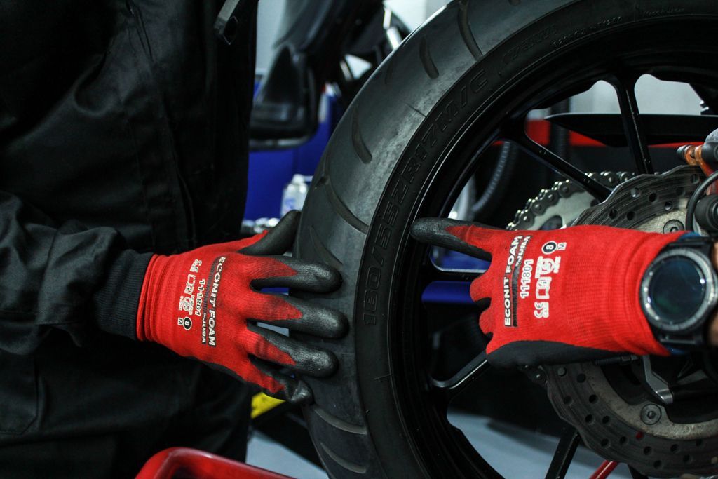 Guante rojo montando neumatico