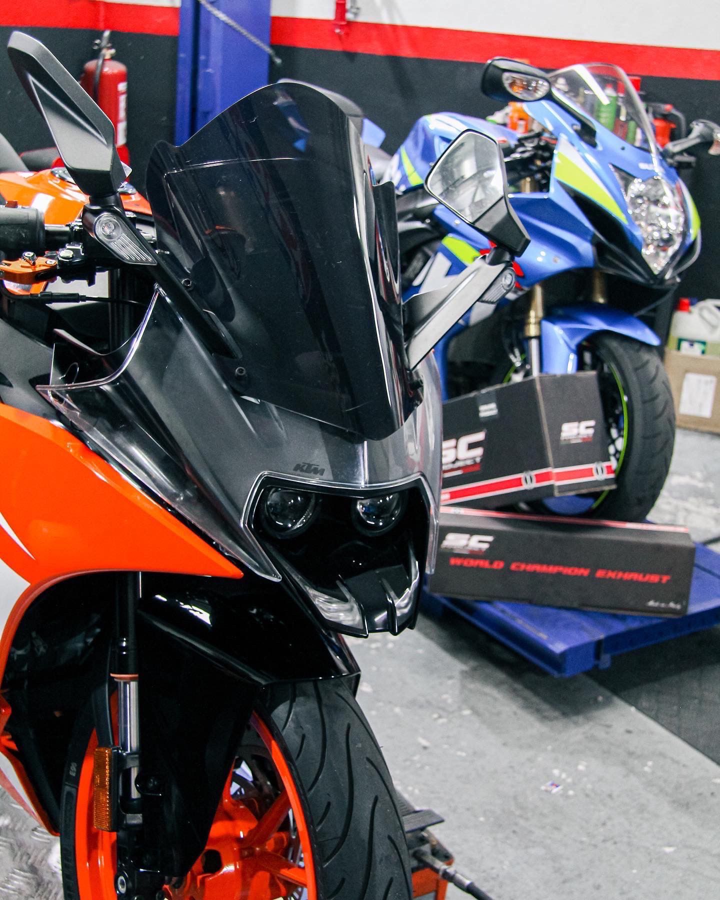 Mecanico revisando moto Honda en Shogun Motors Vallecas