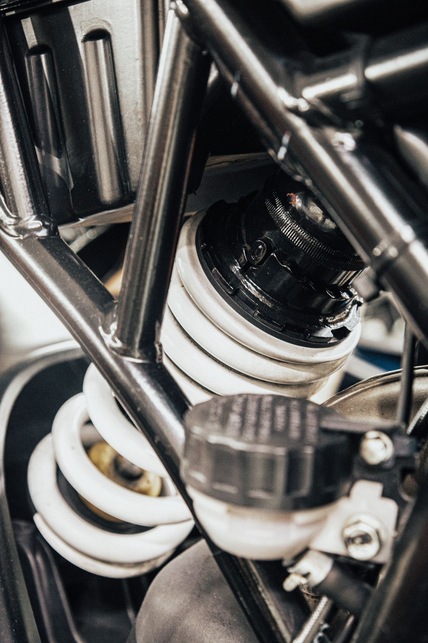 Muelle Ohlins montado en chasis