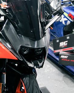 Frontal KTM negra en el taller